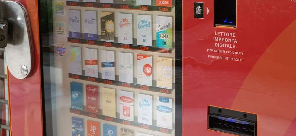 Scassinano il distributore di sigarette per rubare qualche decina di euro, fermati due giovani di 20 e 22 anni in vacanza